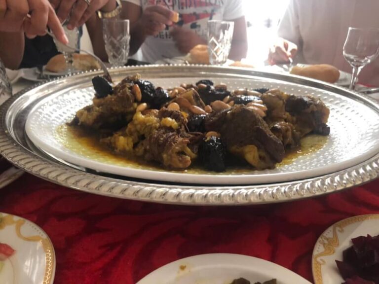 La Gastronomie Marocaine : Une Explosion de Saveurs et de Traditions