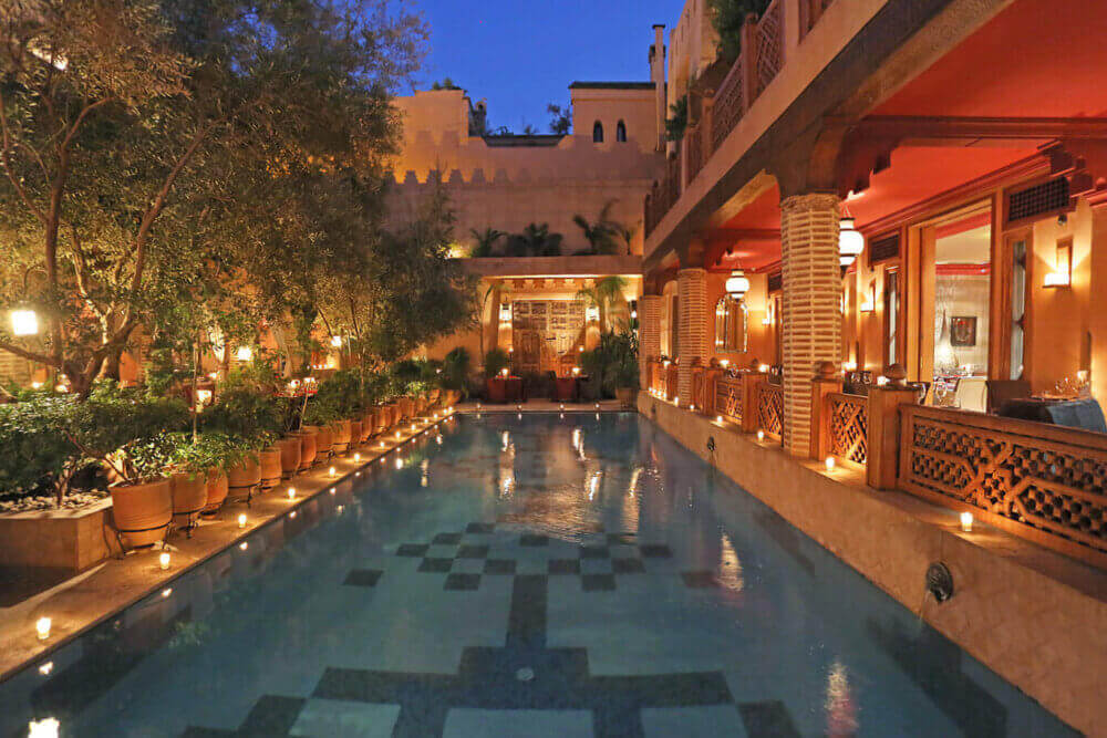 Hôtel et riad typique au Maroc avec piscine et décoration marocaine