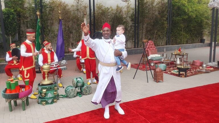 Le Thé Marocain : Un Symbole d&rsquo;Union et de Convivialité Multiculturelle
