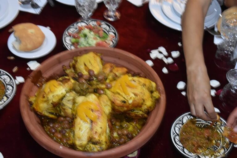 L&rsquo;art de la table dans la tradition marocaine : une invitation au partage